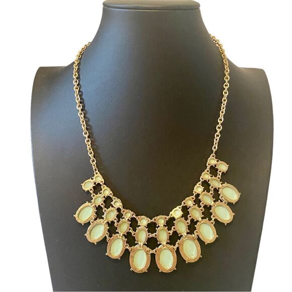 Lucky Knot 3 tiered Mint Green Collar Statement Necklace - Picture 4 of 5